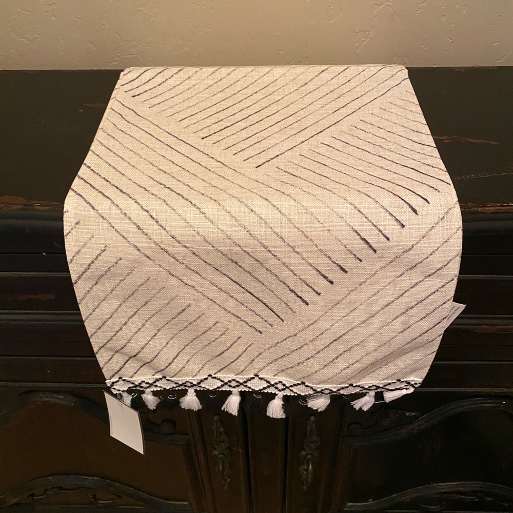 6’ table runner with tassels